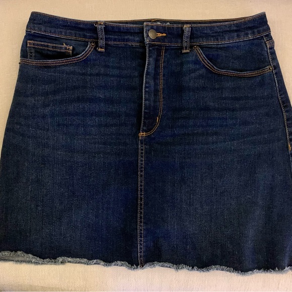 LN SHORT JEAN SKIRT, 5 POCKET DESIGN BELT LOOPS, FRAYED HEM, ZIP & BUTTON FLY. - Picture 5 of 8